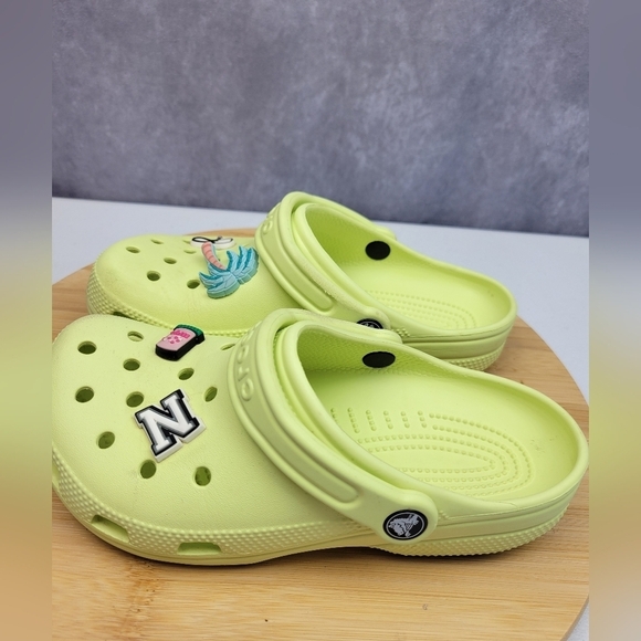 CROCS CLASSIC NEON GREEN WOMEN'S FLAT CLOG SIZE 6 - Picture 1 of 11